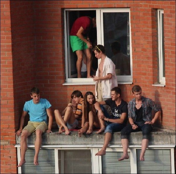 Молодежь вышла проветриться на "балконе" (5 фото)