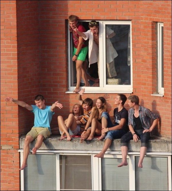 Молодежь вышла проветриться на "балконе" (5 фото)