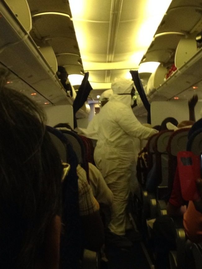 Новая униформа стюардесс в связи с лихорадкой Эбола (2 фото)