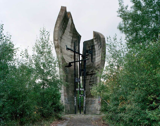 Заброшенные памятники времен СССР (31 фото)