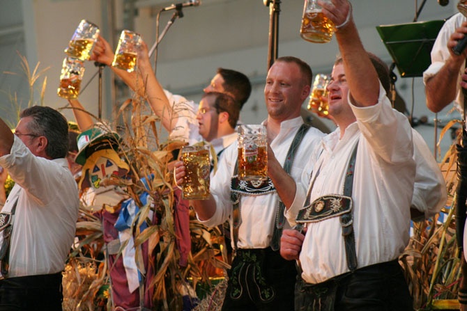 Величественная Немецкая кухня — королева колбасок и пива