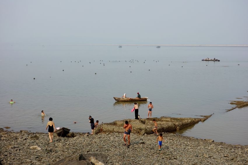 Как отдыхают на пляжах Северной Кореи (24 фото)