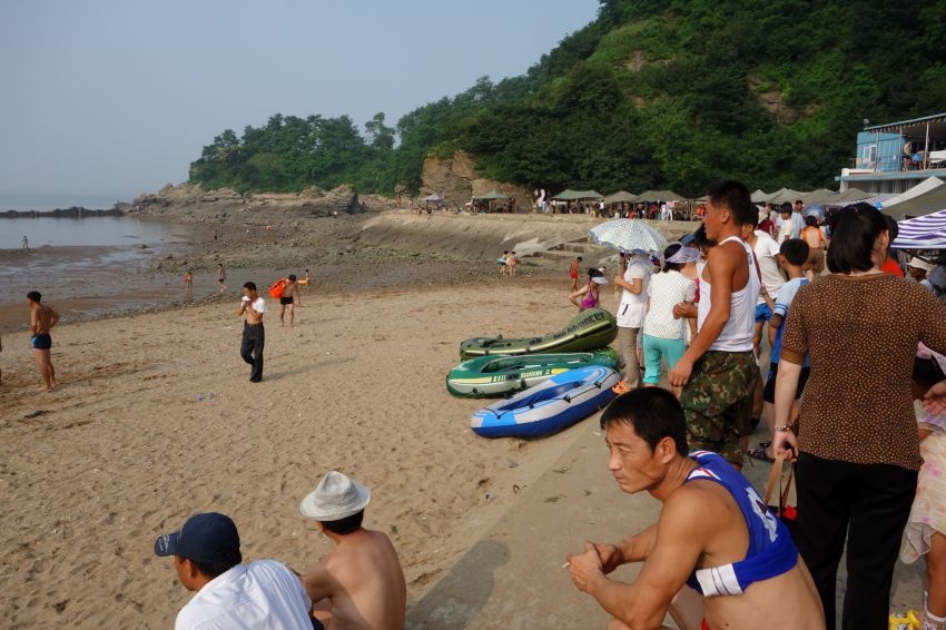 Как отдыхают на пляжах Северной Кореи (24 фото)