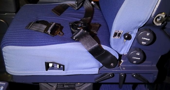 Как работает кресло пилота авиалайнера Airbus-320 (14 фото)