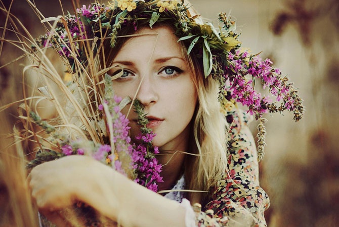 Красивые девушки с цветочными венками (23 фото)