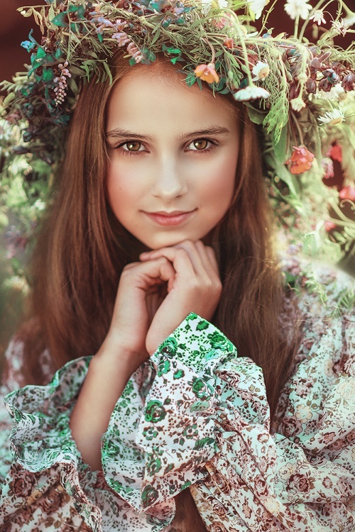 Красивые девушки с цветочными венками (23 фото)
