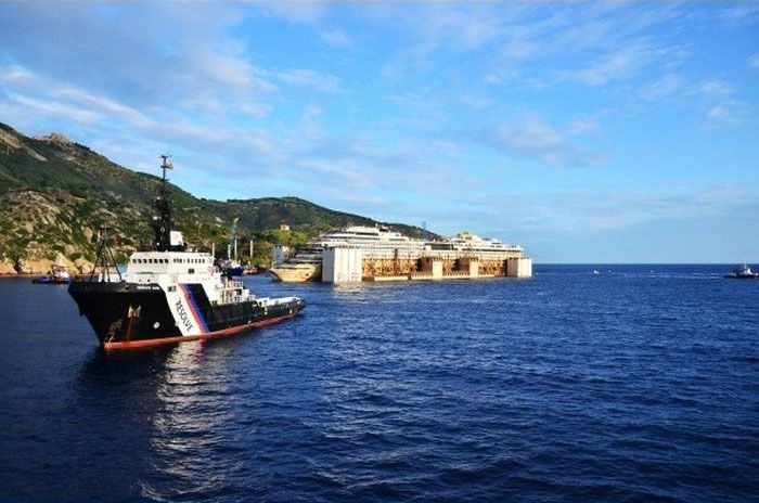 О непростой буксировке лайнера "Коста Конкордия" (16 фото)