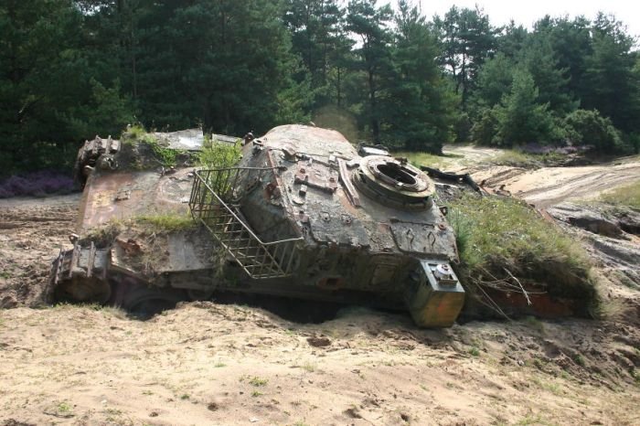 Подбитые танки в разных частях мира (44 фото)