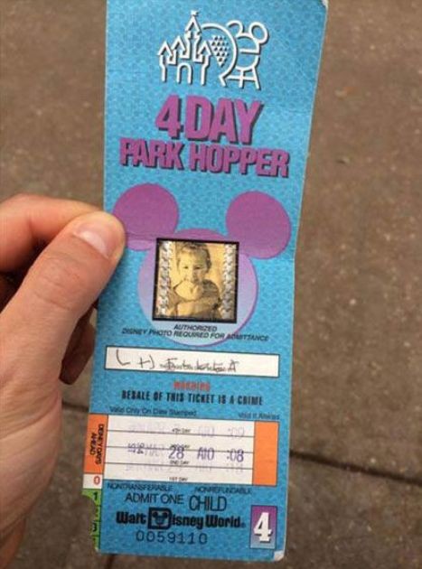 Американка посетили Диснейленд по билету 22-летней давности (3 фото)