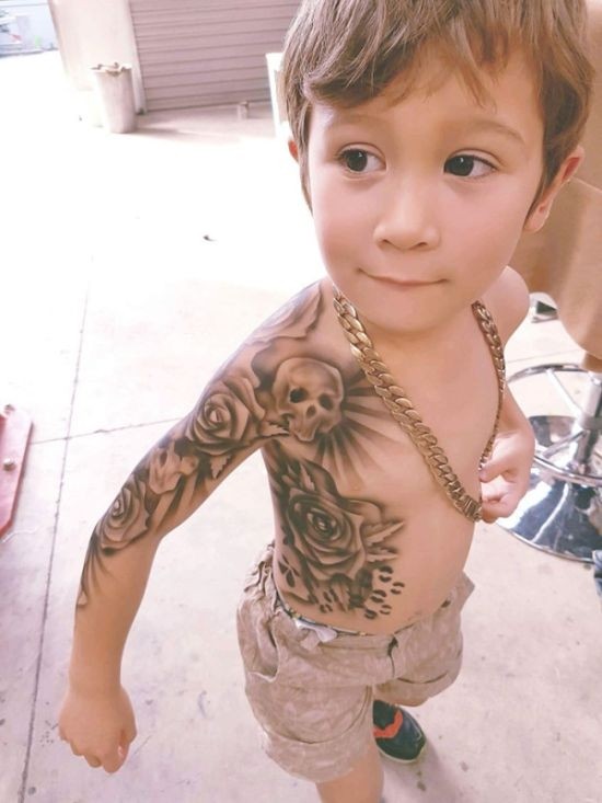 Тату мастер порадовал детишек временными татуировками
