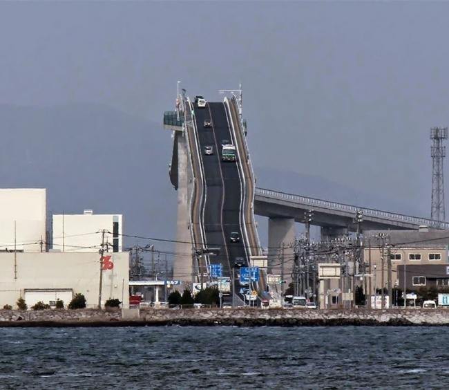 Сумасшедший мост в Японии
