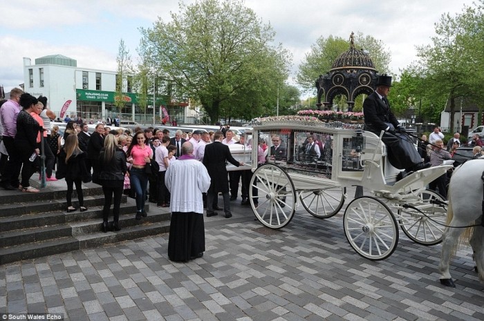 Пышные похороны королевы цыган из Уэльса