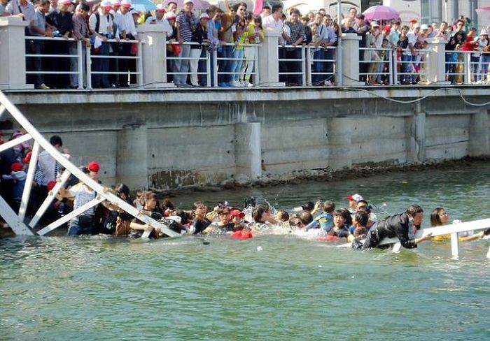 В Китае под толпой туристов обрушился мост (9 фото)