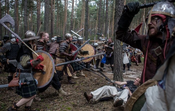 Массовое сражение фанатов «Хоббита» в чешском лесу (21 фото)