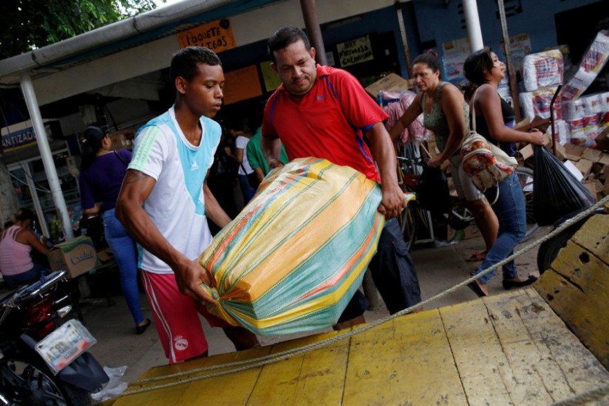 Контрабанда еды из Колумбии в Венесуэлу