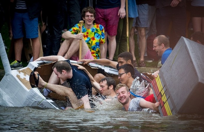 Гонка студентов Кембриджа на лодках из картона