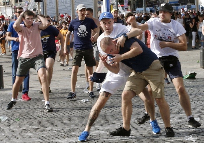 Столкновение болельщиков в Марселе (20 фото)