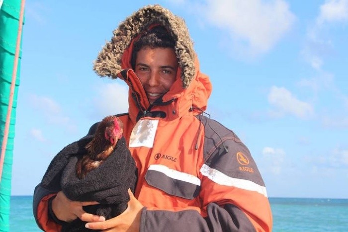 24-летний француз путешествует на яхте в компании курицы