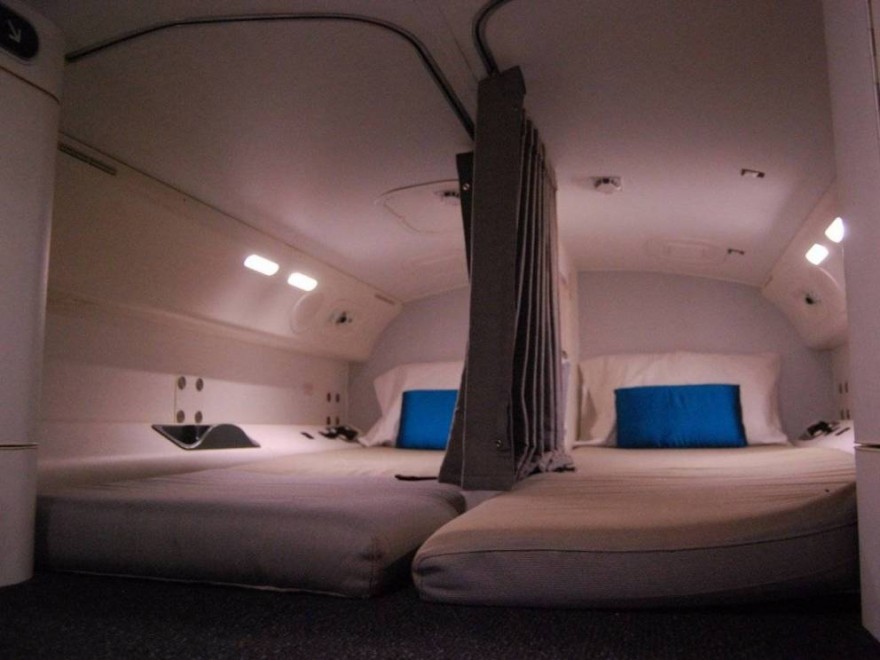 Где спят стюардессы во время длительных перелётов