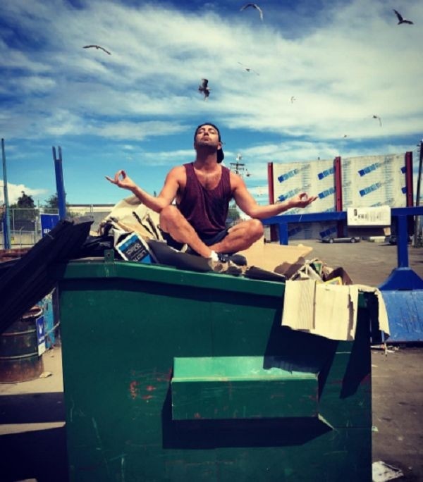 Мужик путешествует по миру, чтобы заниматься йогой среди мусора