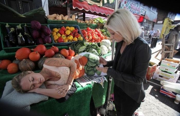 Непросто разглядеть разукрашенную девушку на прилавке с овощами (5 фото)