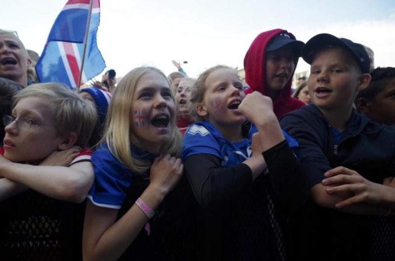 Именно так встречают настоящих чемпионов! Сборная Исландии вернулась домой (5 фото +  видео)
