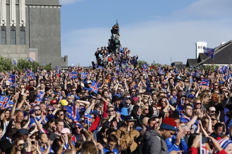 Именно так встречают настоящих чемпионов! Сборная Исландии вернулась домой (5 фото +  видео)