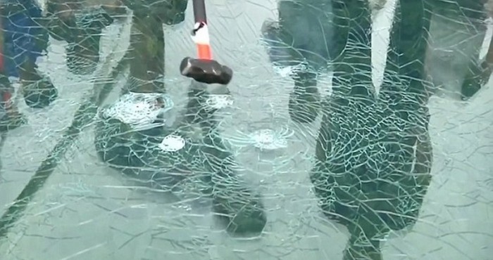 Испытание на прочность стеклянного моста в Китае