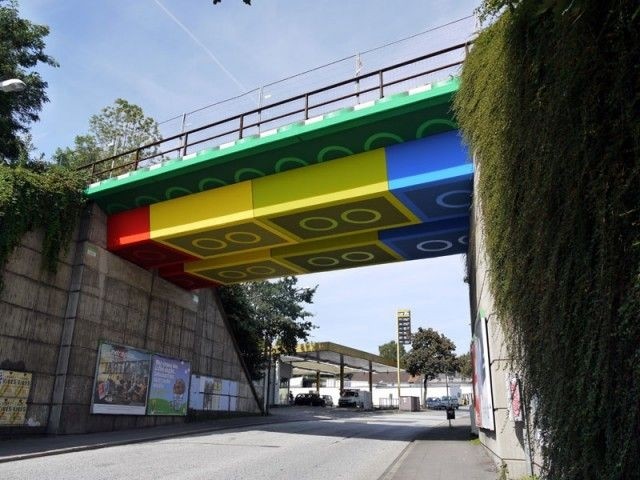 Мост из гигантских кубиков Lego