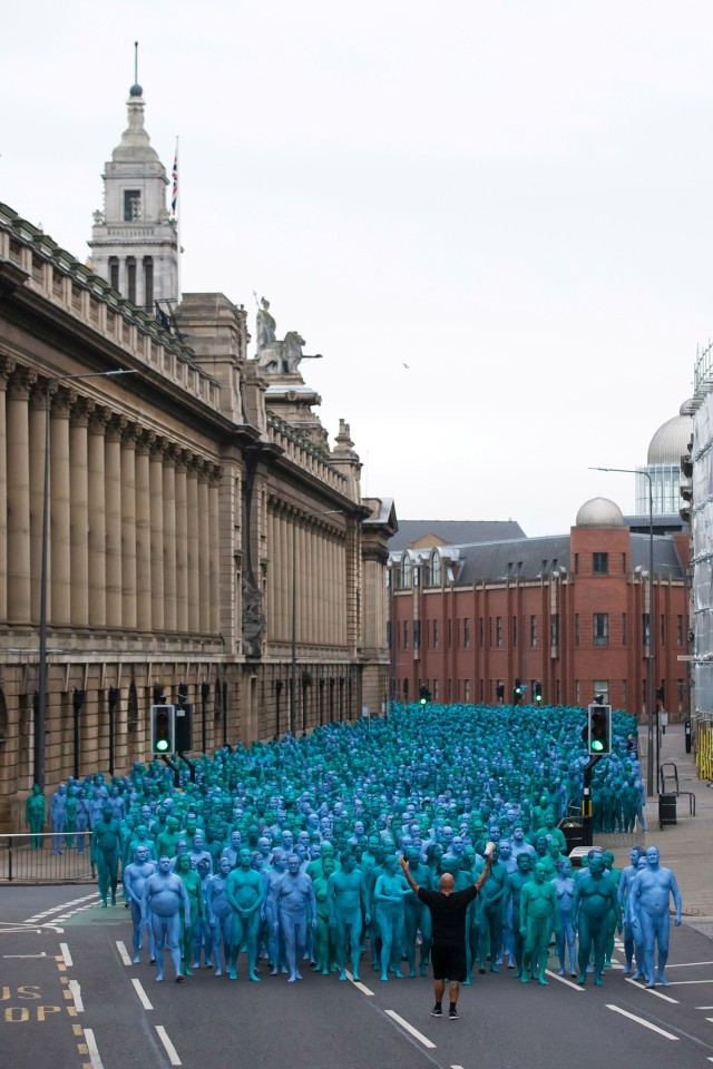 Тысячи голых синих людей на английских улицах