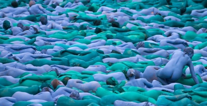 Тысячи голых синих людей на английских улицах