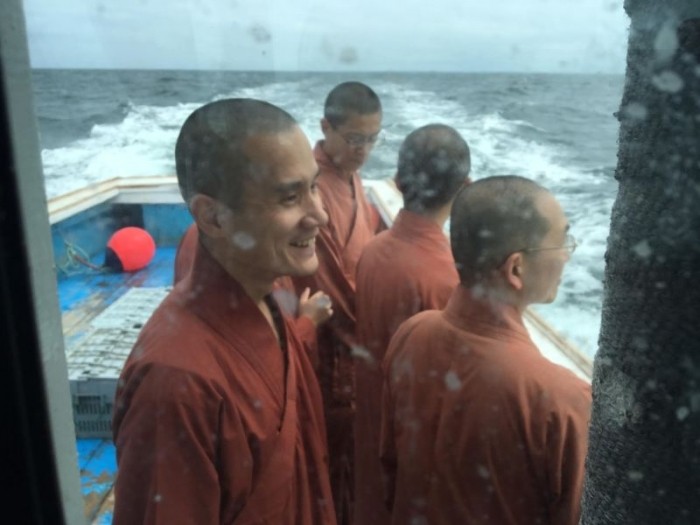 Буддийские монахи выпустили сотни омаров обратно в океан