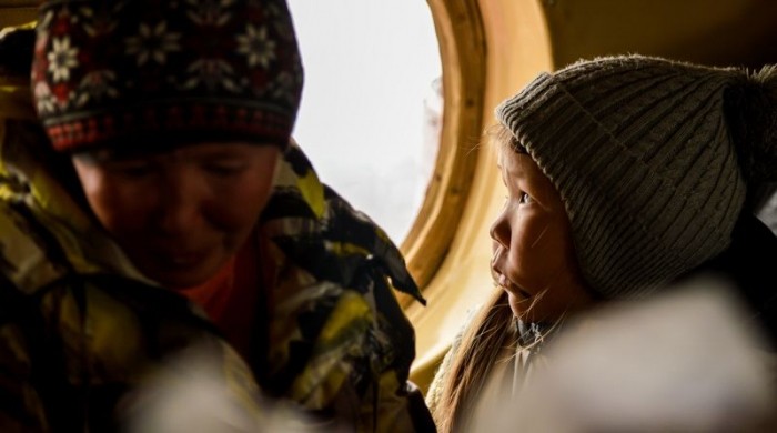Ненецких детишек доставляют к родителям на школьных вертолетах