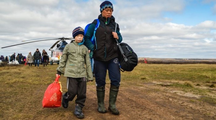 Ненецких детишек доставляют к родителям на школьных вертолетах