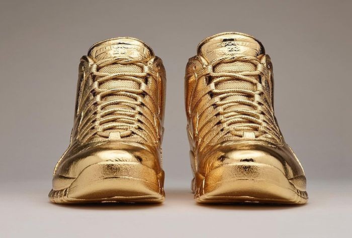 Рэпер Дрейк похвастался золотыми кроссовками OVO x Air Jordan 10