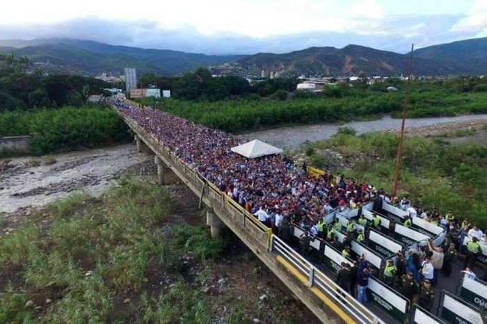 За сутки 35 000 жителей Венесуэлы пересекли границу с Колумбией (5 фото)