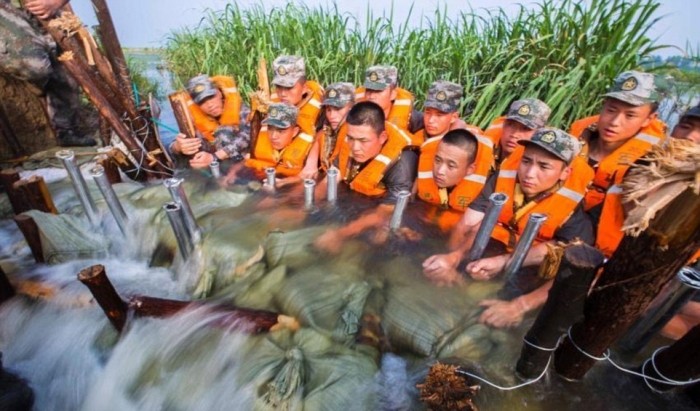 Китайские солдаты сделали плотину из своих тел, что бы не допустить наводнения