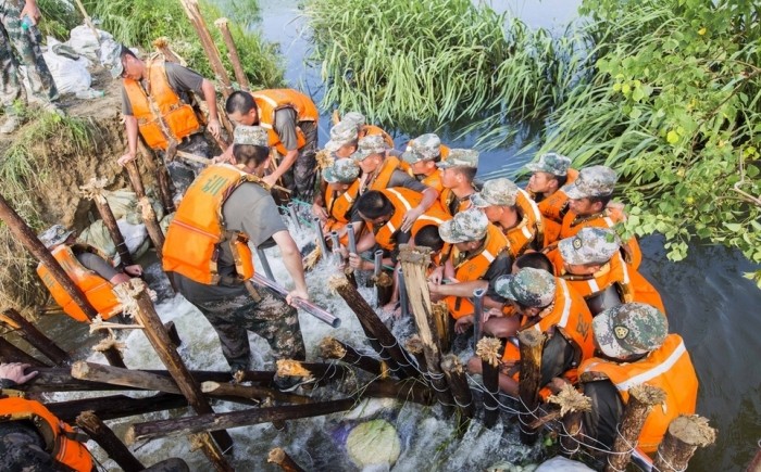 Китайские солдаты сделали плотину из своих тел, что бы не допустить наводнения