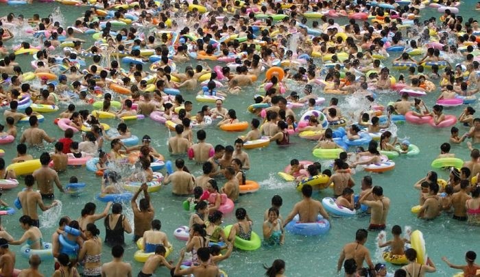 10 000 китайцев искупались в самом большом крытом бассейне страны