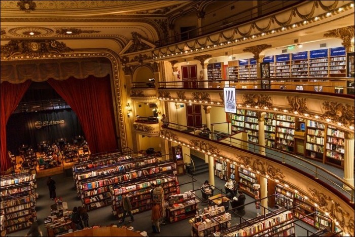 Чумовой книжный магазин в бывшем здании театра