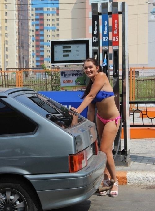 Самарская АЗС раздавала бесплатное топливо автоледи в купальниках