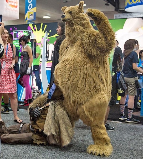 Медведь из фильма «Выживший» с трупом Леонардо Ди Каприо на фестивале Comic-Con 2016