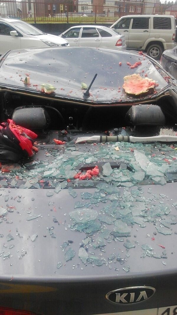 В Сургуте выброшенный в окно арбуз разбил автомобиль