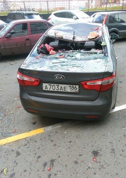 В Сургуте выброшенный в окно арбуз разбил автомобиль