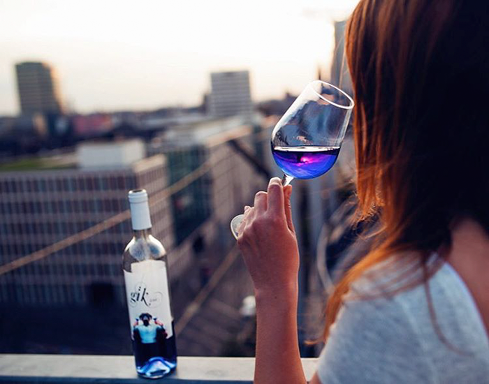 Испанские виноделы создали синее вино