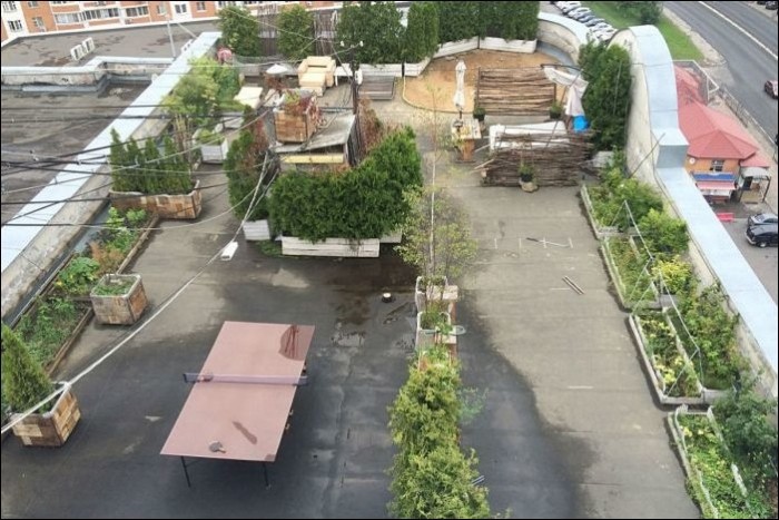 Житель Подмосковья обустроил зону отдыха на крыше многоэтажки Интересное
