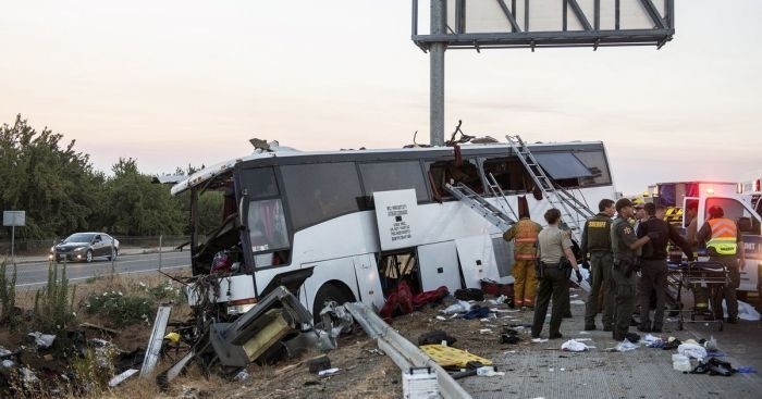 В Калифорнии пассажирский автобус въехал в столб