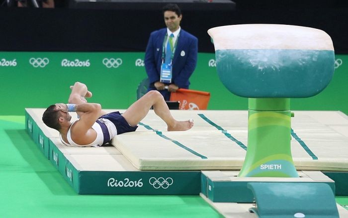Французский гимнаст получил двойной перелом ноги на Олимпиаде (7 фото)