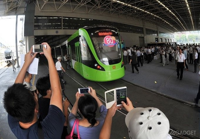 Китайский трамвай без проводов заряжается во время остановок (3 фото + видео)