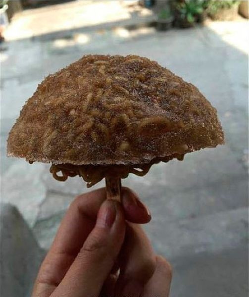 Китайский летний деликатес эскимо на палочке из лапши в арбузе